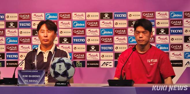 김기동 감독과 최준이 30일 오후 7시 서울월드컵경기장에서 열린 2025-2026시즌 AFC ACLE 동부그룹 리그 페이즈 2차전 부리람 유나이티드와의 경기가 끝난 뒤 취재진과 기자회견을 하고 있다. 송한석 기자