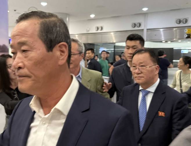 김선경 북한 외무성 부상(오른쪽)이 25일(현지시간) 밤 미국 뉴욕 JFK공항에 도착했다.