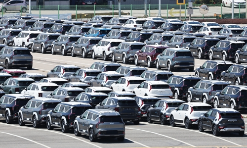 경기도 평택항에 서있는 수출용 전기차. 연합뉴스