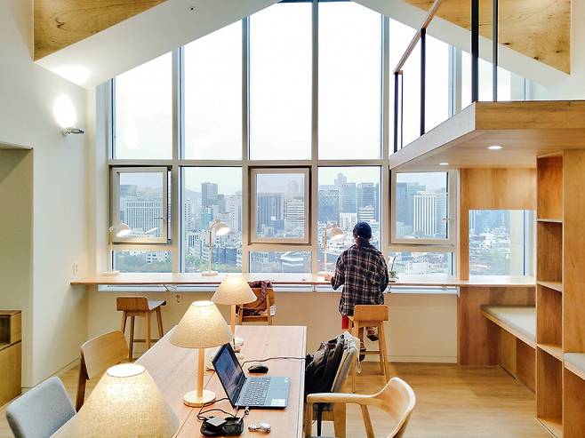 공유주거 공간 '홈즈스튜디오 선정릉' 내부의 공유 라운지. 매경DB