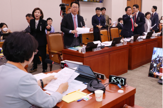 30일 국회 법제사법위원회 전체회의에서 더불어민주당 추미애 위원장이 대법원에 대한 현장검증 실시계획서 채택의 건을 의결하고 있다. (사진=연합뉴스)