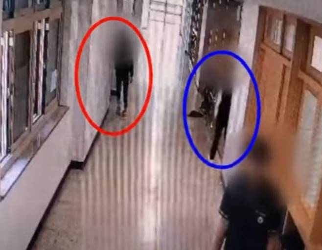 사건은 2023년 9월1일 경기도 한 중학교에서 발생했다. 중학교 1학년 A군은 동급생 B양 뒤를 따라 화장실로 향했다. 남녀 화장실은 복도 한쪽에 나란히 붙어 있었고, A군과 B양을 제외하면 당시 화장실엔 아무도 없었다. B양은 A군이 화장실을 따라 들어와 자신을 훔쳐봤다고 주장했다. 자신이 용변을 보는 칸 바로 옆 칸에 들어가 칸막이 위로 고개를 내민 것을 목격했다고 했다. B양의 진술을 전적으로 신뢰한 학교 측은 곧장 학폭위를 소집했다. A군은 그런 사실이 없다고 부인했지만, 학폭위는 "B양이 A군을 거짓으로 음해할 리 없다"며 A군에게 출석정지 5일, 특별교육 이수 8시간 등 징계 조치했다. /사진=JTBC '사건반장'