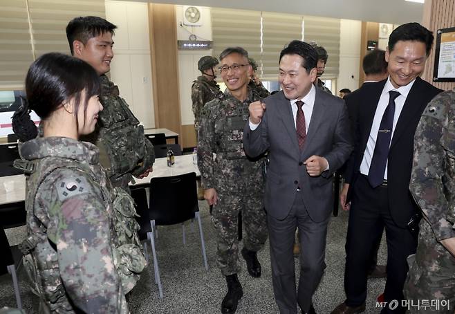 (포천=뉴스1) 국회사진기자단 = 장동혁 국민의힘 대표가 30일 경기 포천시 육군 제6보병사단 2여단 GOP대대를 찾아 장교들을 격려하고 있다. 2025.9.30/뉴스1 Copyright (C) 뉴스1. All rights reserved. 무단 전재 및 재배포, AI학습 이용 금지. /사진=(포천=뉴스1) 국회사진기자단