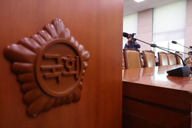 30일 서울 여의도 국회에서 열린 법제사법위원회 조희대 대법원장 긴급현안 청문회에서 조 대법원장이 불참, 자리가 텅 비어 있다. 뉴시스