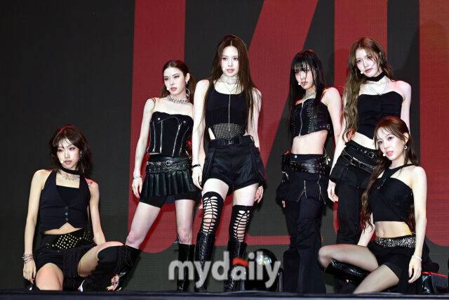 2025년 9월 30일 오후 서울 광장동 예스24라이브홀에서 izna(이즈나) 두 번째 미니앨범 ‘Not Just Pretty(낫 저스트 프리티)’를 발매 기념 쇼케이스에서 타이틀곡을 선보이고 있다.izna의 새 앨범은 Z세대의 감정을 담아내며 ‘예쁘다’라는 이미지를 넘어 다채로운 매력을 보여준다. 타이틀곡 ‘Mamma Mia(맘마미아)’는 테디가 프로듀싱한 미니멀하면서도 중독성 있는 사운드로 izna가 스스로의 직감을 믿고 당당히 나아가겠다는 메시지를 담았다.