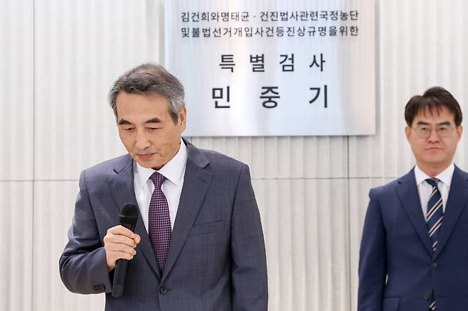 김건희 여사 의혹 관련 사건을 수사하는 민중기 특별검사가 지난 7월 2일 오전 서울 종로구 KT광화문빌딩 웨스트에 마련된 특검 사무실에서 현판 제막을 한 뒤 취재진을 향해 인사하고 있다. 임세준 기자