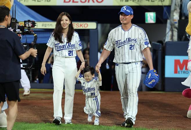 오승환이 아내, 아들과 함께 시구 행사를 위해 걸어나오는 모습. 삼성 라이온즈