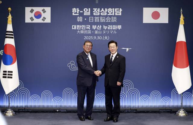 ▲이재명 대통령과 이시바 시게루 일본 총리가 30일 부산 누리마루 APEC 하우스에서 정상회담에 앞서 악수하고 있다. ⓒ연합뉴스