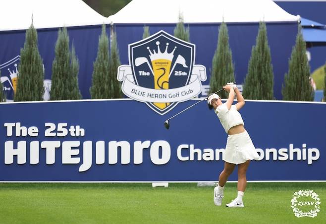 티샷 날리는 김민별 - (서울=뉴스1) = 김민별이 25일 경기 여주시 블루헤런GC에서 열린 ‘제25회 하이트진로 챔피언십’ 1라운드 1번홀에서 티샷을 치고 있다. (KLPGA 제공. 재판매 및 DB 금지) 2025.9.25/뉴스1