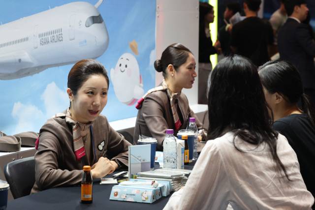 아시아나항공 직원이 구직자에게 상담을 하고 있다. 연합뉴스.