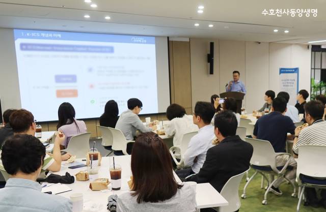 동양생명 임직원들이 점심시간을 활용한 사내 스터디 그룹인 ‘브라운백 미팅’을 진행하고 있다. 사진 제공=동양생명