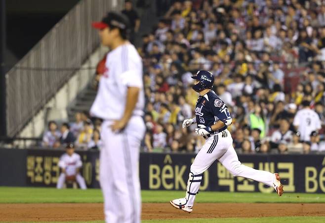 ▲ 두산 양석환이 친정팀 LG의 정규시즌 1위를 저지했다. 4회 선제 2점 홈런을 날렸다. ⓒ 두산 베어스
