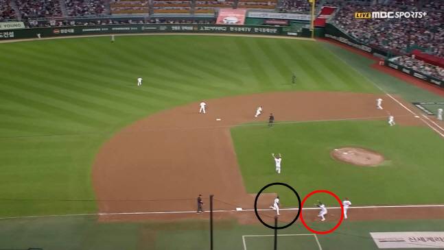 신윤후(검은색 원)가 고영민 코치(빨간색 원)의 멈춤 지시에도 홈을 향해 달려가고 있다. /사진=TVING 중계화면 갈무리