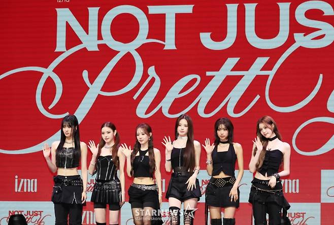 걸그룹 이즈나(izna)가 30일 오후 서울 광진구 예스24라이브홀에서 진행된 미니 2집 '낫 저스트 프리티'(Not Just Pretty) 발매기념 쇼케이스에서 포즈를 취하고 있다. 이번 앨범에는 타이틀곡 ‘Mamma Mia'(맘마미아)를 비롯해 ‘Supercrush'(슈퍼크러시), ‘Racecar'(레이스카), ‘빗속에서’, 'SIGN'(사인)(Remix)까지 총 5곡이 수록됐다. /2025.09.30 /사진=이동훈 photoguy@