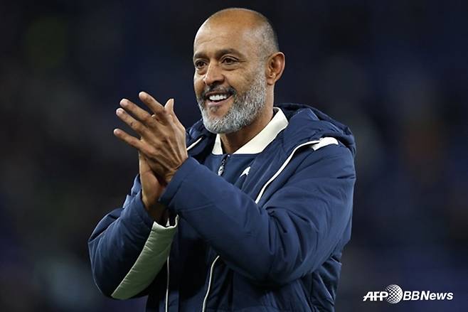 누누 산투스 감독이 지난 29일(한국시간) 영국 리버풀의 힐 디킨슨 스타디움에서 열린 웨스트햄 대 에버튼의 '2025~2026시즌 잉글리시 프리미어리그(EPL)' 6라운드 무승부 후 박수를 보내고 있다. /AFPBBNews=뉴스1