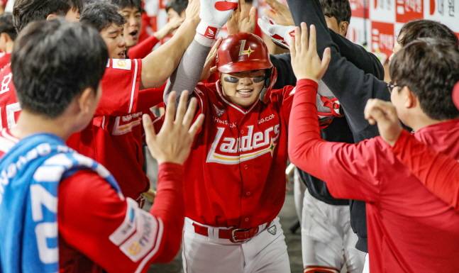 SSG 고명준(가운데)이 30일 킹무전에서 4회말 솔로 홈런을 날리고 동료들의 축하를 받고 있다. /사진=SSG 랜더스 제공