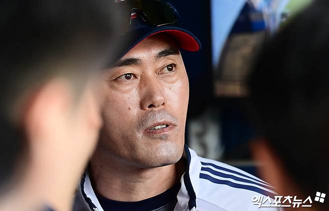 지난 25일 오후 서울 송파구 잠실야구장에서 열리는 '2025 신한 SOL Bank KBO리그' 한화 이글스와 두산 베어스의 경기에 앞서 두산 조성환 감독 대행이 취재진과 이야기를 나누고 있다. 엑스포츠뉴스 DB