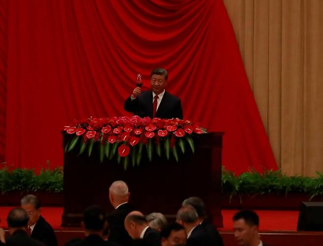건배 제의하는 시진핑 중국 국가주석 (베이징=연합뉴스) 정성조 특파원 = 30일 오후 중국 베이징 인민대회당에서 열린 76주년 중국 국경절 리셉션에서 시진핑 중국 국가주석이 연설 후 건배를 제의하는 모습. 2025.9.30 xing@yna.co.kr