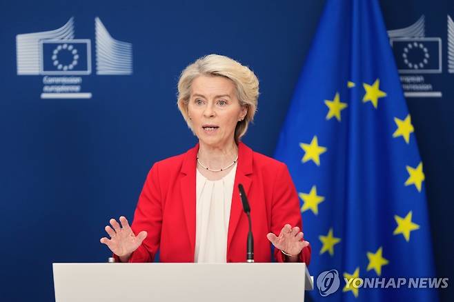 기자회견하는 EU 집행위원장 (브뤼셀 AP=연합뉴스) 우르줄라 폰데어라이엔 EU 집행위원장이 30일(현지시간) 벨기에 브뤼셀에서 기자회견을 하고 있다. 2025.9.30 photo@yna.co.kr