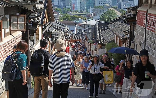 서울 종로구 북촌에서 외국인 관광객들이 거리를 지나며 한옥마을을 관람하고 있다.025.9.2/뉴스1 ⓒ News1 권준언 기자