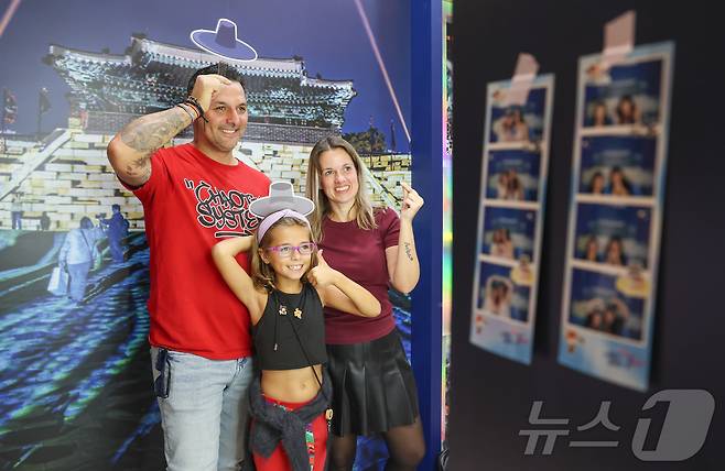 ‘2025 스페인 K-박람회’ 개막 첫날인 28일(현지시간) 행사가 열리고 있는 스페인 마드리드 아르테스 예술센터를 방문한 한 가족이 숭례문을 배경으로 ‘인생네컷’을 촬영하고 있다. (사진가 우채연 제공, 재판매 및 DB금지) 2025.9.28/뉴스1 ⓒ News1 이준성 기자