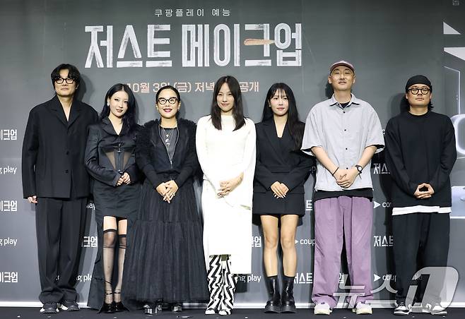 심사 위원 이진수(왼쪽부터)와 이사배, 정샘물, MC 이효리, 심사위원 서옥, 심우진 PD, 박성환 PD가 1일 서울 광진구 풀만 앰버서더 서울 이스트폴에서 열린 쿠팡플레이 '저스트 메이크업' 제작발표회에 참석해 포즈를 취하고 있다. '저스트 메이크업'은 대한민국을 넘어 세계적으로 K-뷰티를 대표하는 메이크업 아티스트들이 자신만의 색깔로 치열하게 맞붙는 초대형 메이크업 서바이벌 프로그램으로 이효리가 MC를 맡았다. 2025.10.1/뉴스1 ⓒ News1 권현진 기자