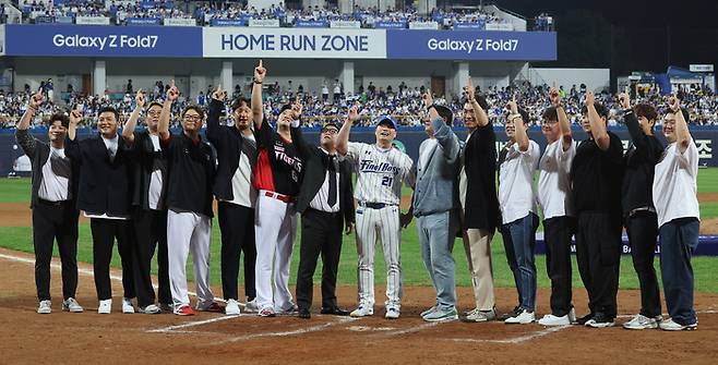 30일 대구삼성라이온즈파크에서 열린 삼성 오승환 은퇴식에서 1982년생 프로야구 선수 출신 친구들인 추신수, 김태균, 이대호, 정근우, 김강민 등이 은퇴를 축하하며 마운드에서 오승환의 세리머니를 함께하고 있다. 사진 | 대구=연합뉴스