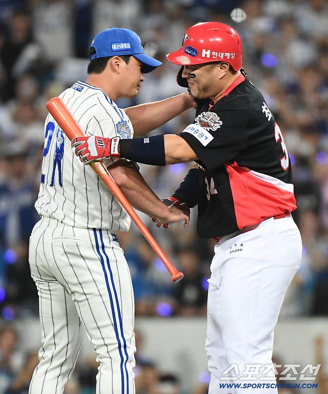 30일 대구 라이온즈파크에서 열린 KIA-삼성전. 9회초 오승환이 등판하자 KIA 최형우가 대타로 나와 삼진을 당한 후 포옹하고 있다. 대구=정재근 기자 cjg@sportschosun.com/2025.9.30/
