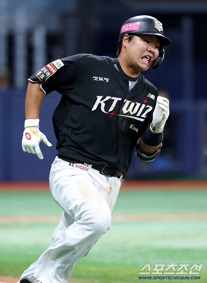 1일 고척스카이돔에서 열린 2025 KBO 퓨처스리그 챔피언결정전 상무와 KT의 경기, 4회초 2사 1루 KT 김민석이 1타점 2루타를 치고 질주하고 있다. 고척=허상욱 기자wook@sportschosun.com/2025.10.01/