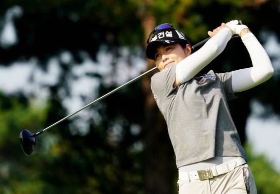 장수연이 동부건설ㆍ한국토지신탁 챔피언십 1라운드 2번 홀에서 티샷을 하고 있다. KLPGA 제공