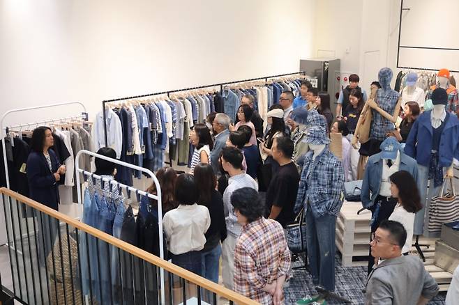 지난 7월 서울 중구 헤지스 명동점에서 국내외 패션 업계 관계자들을 초청해 설명회를 열고 있는 모습. /LF