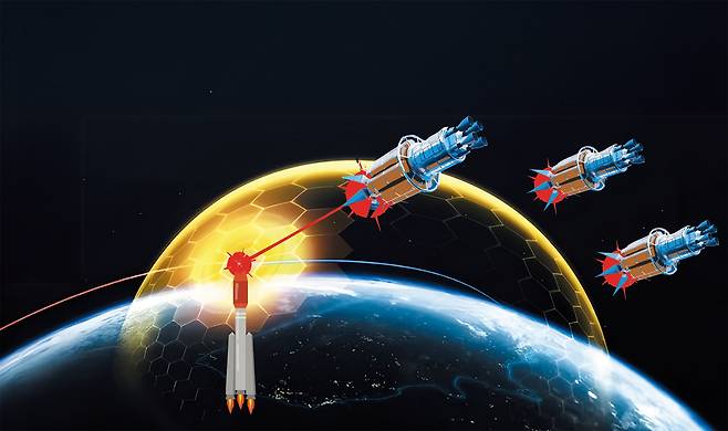 미국의 최대 규모인 방위산업체 기업 ‘록히드 마틴’이 공개한 골든돔 상상도. 골든돔 위성이 적국의 미사일을 향해 레이저를 쏘고 있다. 골든돔은 우주에 위성 1000기 이상을 띄워 미국 땅을 지키는 방패막이다. 위성들은 미국 하늘을 뚜껑 모양으로 둘러싸고 적국 미사일을 찾아내 불태운다. /CNN