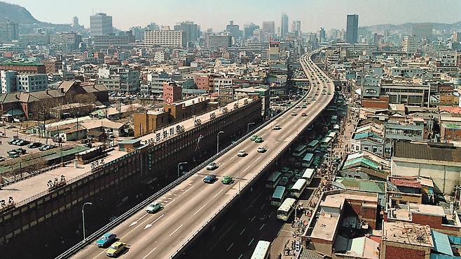 1980년대 동대문 일대의 모습. 평화시장 옆으로 지나가는 청계고가도로의 모습이 보인다. /서울역사아카이브