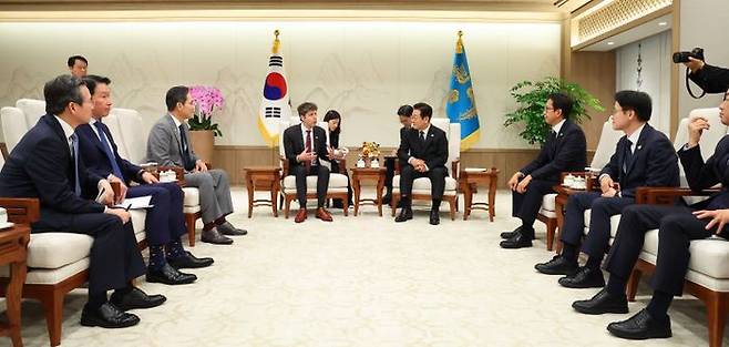 이재명 대통령이 1일 서울 용산 대통령실 청사에서 샘 알트만 오픈AI 대표를 접견하고 있다. 왼쪽부터 김용범 정책실장, 최태원 SK 대표이사 회장, 이재용 삼성전자 회장, 샘 알트만 오픈AI 대표, 이 대통령, 배경훈 과학기술정보통신부 장관, 김정관 산업통상부 장관. ⓒ뉴시스