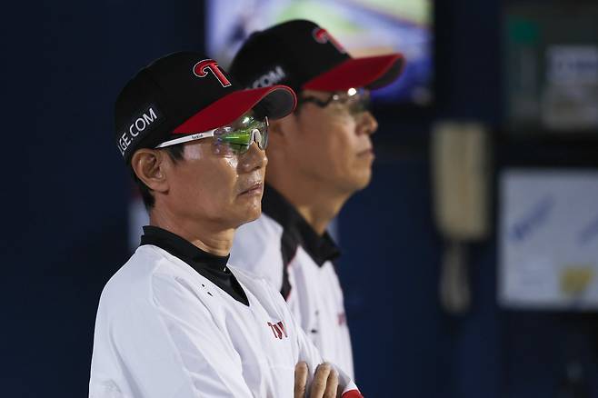 염경엽 LG 감독이 30일 잠실 두산전을 지켜보고 있다. 뉴스1