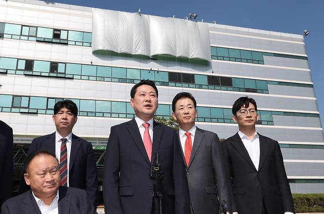 장동혁 국민의힘 대표가 1일 오후 대전 국가정보자원관리원 화재 현장을 방문해 피해상황을 점검 한 뒤 취재진의 질문에 답하고 있다. 뉴스1