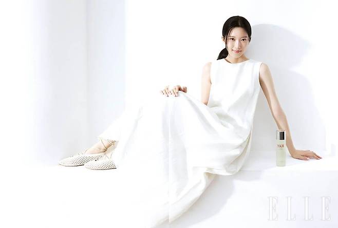 아이보리 슬리브리스 원피스는 Nehera. 스트랩 슈즈는 & Other Stories.