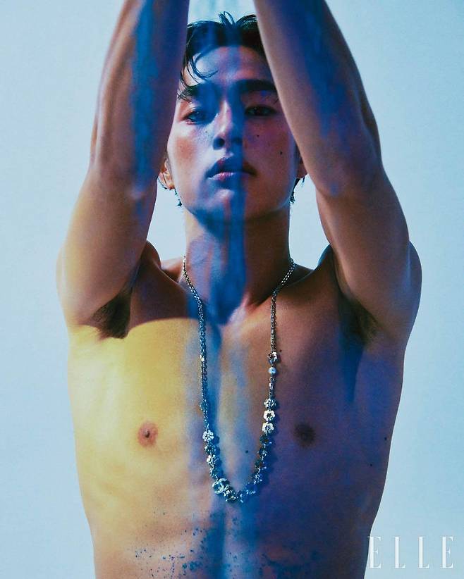 7년 전 블루 드 샤넬 빠르펭은 사넬 하우스 조향사 올리비에 뽈쥬가 기존 남성 향수에 대한 선입견에 정면으로 대항하기 위해 만든 향이다. 2025년에 선보이는 블루 드 샤넬 렉스클루시프에는 관습과 속박, 편견에 얽매이지 않는 남성만이 가질 수 있는 여유가 묻어있다. 맨살에 닿았을 때 더욱 풍부하게 발산되는 우디 앰버 노트의 뭉근한 잔향 덕분일 것. 롱 네크리스는 Chanel.