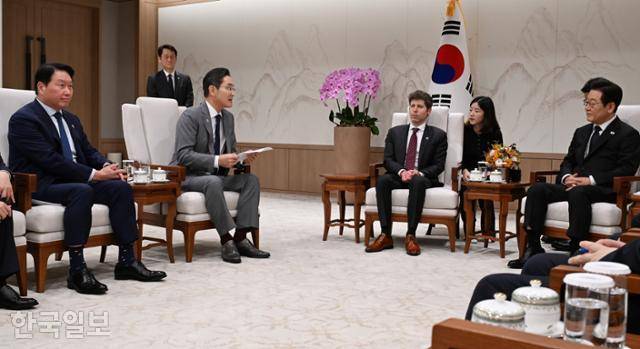 이재용 삼성전자 회장이 1일 용산 대통령실 청사에서 열린 샘 올트먼 오픈AI 최고경영자(CEO) 접견하며 이야기를 하고 있다. 왼쪽부터 최태원 SK그룹 회장, 이재용 삼성전자 회장, 샘 올트먼 CEO, 이재명 대통령. 왕태석 선임기자