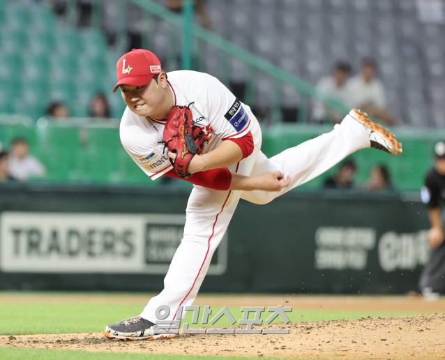 8일 오후 인천 SSG 랜더스필드에서 열린 2025 프로야구 KT 와 SSG경기. SSG 투수 이로운이 8회 등판해 역투하고 있다. 인천=정시종 기자/2025.07.08.