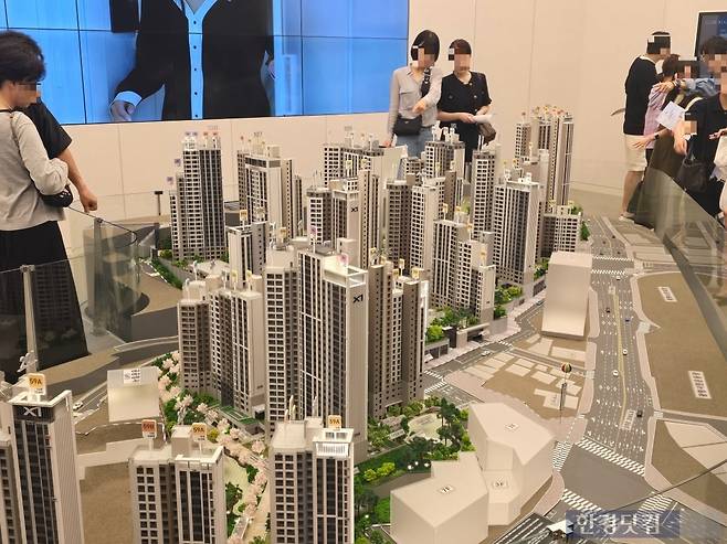 경기도 광명시 철산동 '철산역자이' 모델하우스에서 예비 청약자들이 모형도를 살펴보고 있다. 사진=이송렬 기자.