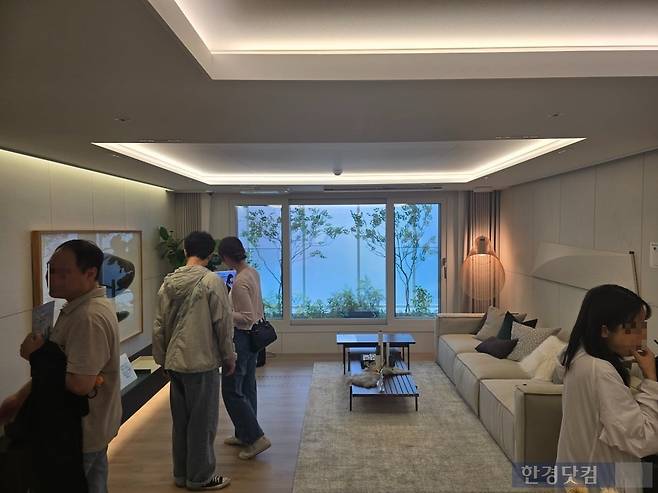 경기도 광명시 철산동 '철산역자이' 전용면적 84㎡ 유닛을 구경하는 예비 청약자들. 사진=이송렬 기자