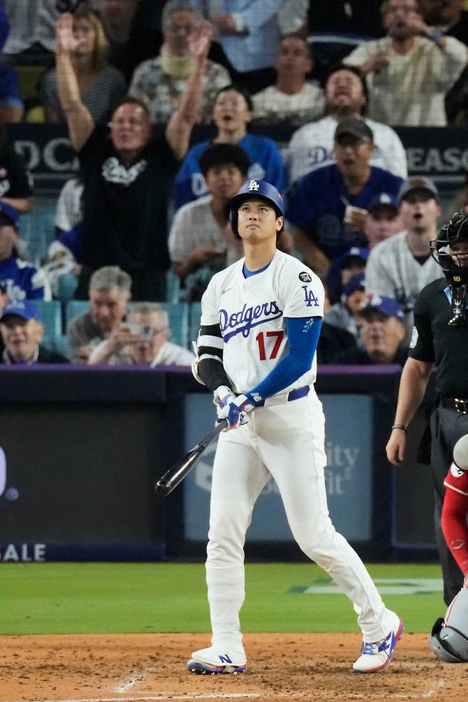 훨훨 날아라, 월드시리즈까지 메이저리그 LA 다저스 오타니 쇼헤이가 1일 미국 캘리포니아주 로스앤젤레스 다저스타디움에서 열린 신시내티와의 내셔널리그 와일드카드 1차전 6회에 두 번째 홈런의 타구를 확인하고 있다. 로스앤젤레스 | AP연합뉴스