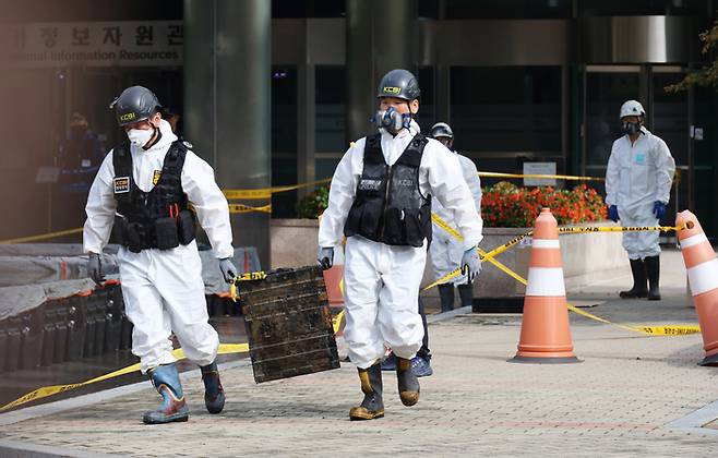 30일 오전 대전 유성구 국가정보자원관리원(국정자원) 화재 현장에서 감식 관계자들이 불이 붙었던 무정전·전원 장치(UPS)용 리튬이온배터리의 안정화 작업을 마치고 옮기고 있다. 연합뉴스