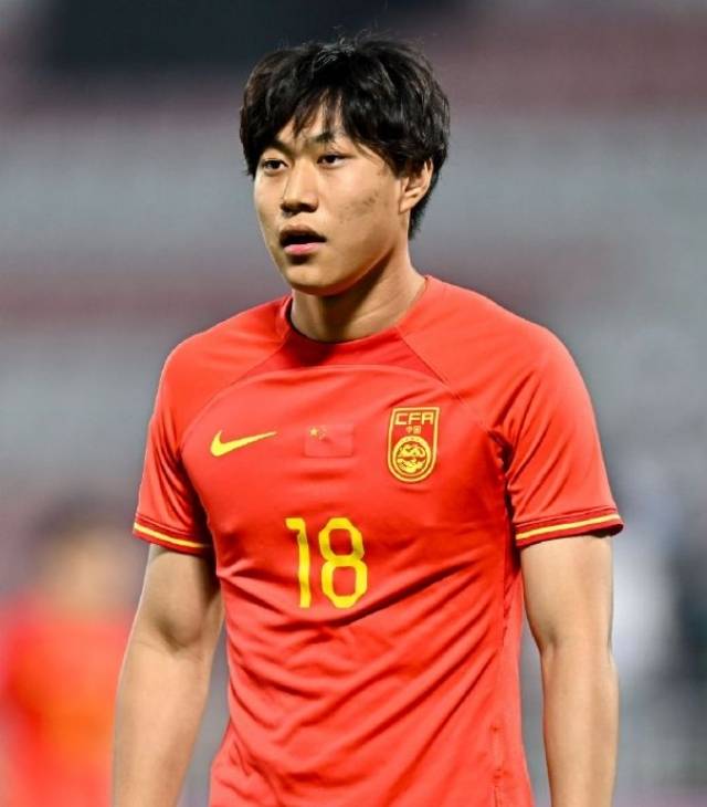 2005년생 중국 유망주 두웨이정은 현재 스페인 마르베야 소속으로 2025-26시즌을 소화하고 있다. 그리고 지난 레알 베티스 B와의 맞대결에서 극적인 헤더 동점골을 터뜨리며 1-1, 무승부를 이끌었다. 사진=시나스포츠