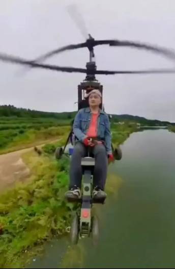 단 한 명만 탑승할 수 있는 '초경량 비행기'를 타고 하늘을 나는 콘텐츠로 10만명의 팔로워를 보유했던 중국의 인플루언서가 생방송 도중 추락해 숨지는 일이 벌어졌다. /사진=더선