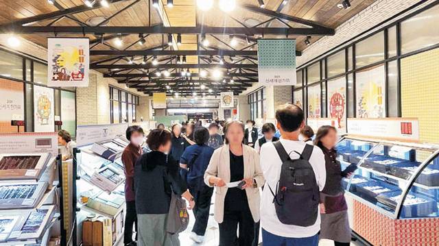 붐비는 백화점 : 9월 30일 서울 중구 신세계백화점 본점의 명절 행사장에 소비자들이 북적이고 있다. 신세계백화점 제공