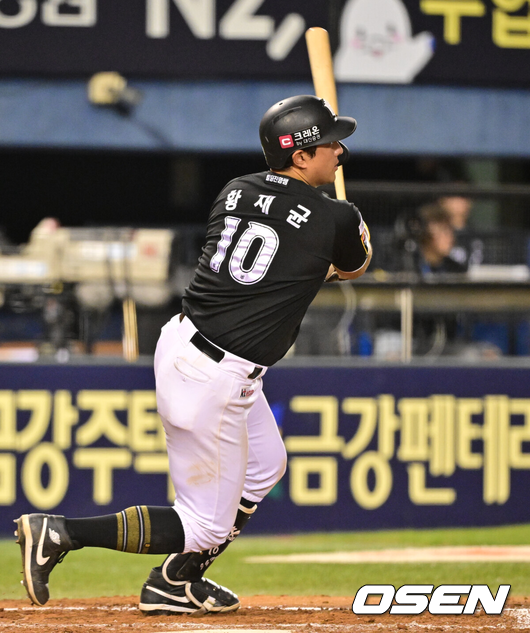 KT 황재균이 득점타를 터트리고 있다./OSEN DB