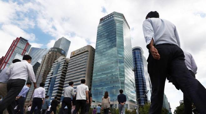 서울 직장인의 평균 월급은 476만5000원으로 나타났다. 연합뉴스