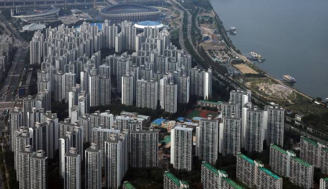 서울 송파구 롯데월드타워에서 바라본 한강변 아파트 단지. 뉴스1